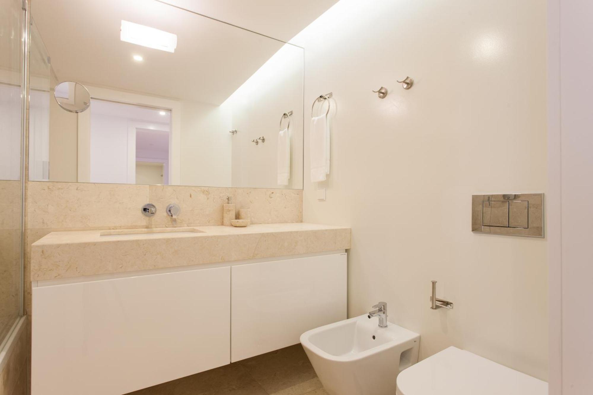 Mouraria Blue Three-Bedroom Apartment W/ Parking - By Lu Holidays Лісабон Екстер'єр фото